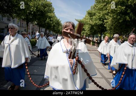 Polen, TSCHENSTOCHAU - 31. Mai 2018: Pilger, die während der Prozession des Leibes Gottes mit dem heiligsten Abendmahl zelebrieren und beten Stockfoto