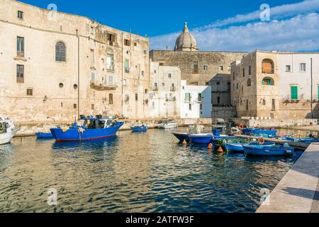 Monopoli und sein schöner alter Hafen, Provinz Bari, Apulien (Apulien), Süditalien. Stockfoto