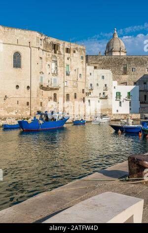 Monopoli und sein schöner alter Hafen, Provinz Bari, Apulien (Apulien), Süditalien. Stockfoto