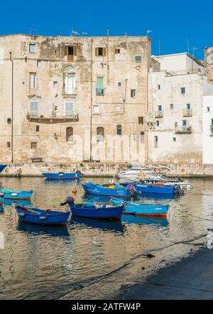 Monopoli und sein schöner alter Hafen, Provinz Bari, Apulien (Apulien), Süditalien. Stockfoto