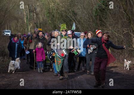 Uxbridge, Großbritannien. Februar 2020. Umweltaktivisten von Stop HS2, Save the Colne Valley and Extinction Rebellion, die sich gegen die umstrittene Hochgeschwindigkeits-Bahnverbindung HS2 einsetzt, nehmen an einem "bis zum stehen für die Bäume"-marsch vom Wildschutzlager Harvil Road in Harefield durch den Denham Country Park mit drei Adressen Teil, die eng mit Boris Johnson in seinem Wahlkreis Uxbridge verbunden sind. Es wird erwartet, dass der Premierminister unvoreinlich entscheidet, ob die Schnellfahrstrecke weitergeht. Credit: Mark Kerrison/Alamy Live News Stockfoto