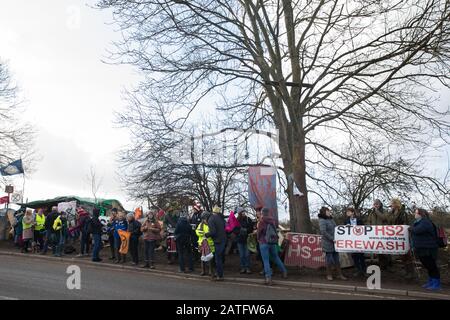 Uxbridge, Großbritannien. Februar 2020. Umweltaktivisten von Stop HS2, Save the Colne Valley and Extinction Rebellion, die sich gegen die umstrittene Hochgeschwindigkeits-Bahnverbindung HS2 einsetzt, bereiten Sie sich darauf vor, einen "bis zum stehen für die Bäume"-marsch vom Wildschutzlager Harvil Road in Harefield durch den Denham Country Park zu drei Adressen zu beginnen, die eng mit Boris Johnson in seinem Wahlkreis Uxbridge verbunden sind. Es wird erwartet, dass der Premierminister unvoreinlich entscheidet, ob die Schnellfahrstrecke weitergeht. Credit: Mark Kerrison/Alamy Live News Stockfoto