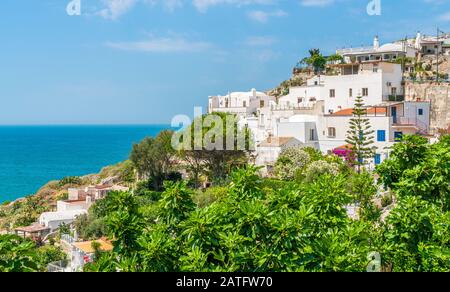 Panoramablick auf Peschici, wunderschönes Dorf in der Region Gargano in Apulien (Apulien), Italien. Stockfoto