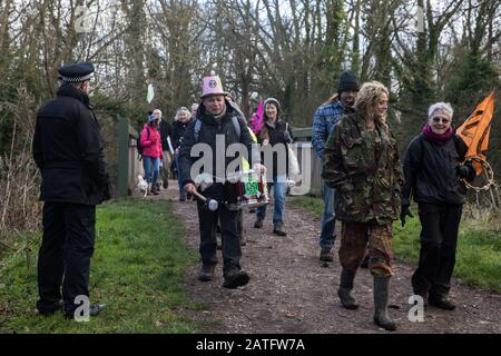 Uxbridge, Großbritannien. Februar 2020. Polizeibeamte beobachten Umweltaktivisten von Stop HS2, Save the Colne Valley and Extinction Rebellion Wahlkampf gegen die umstrittene Hochgeschwindigkeits-Bahnverbindung HS2 auf einem Marsch "Still Standing for the Trees" vom Wildschutzlager Harvil Road in Harefield durch den Denham Country Park zu drei Adressen, die eng mit Boris Johnson in seinem Wahlkreis Uxbridge verbunden sind. Es wird erwartet, dass der Premierminister unvoreinlich entscheidet, ob die Schnellfahrstrecke weitergeht. Credit: Mark Kerrison/Alamy Live News Stockfoto