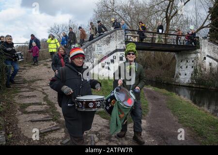 Uxbridge, Großbritannien. Februar 2020. Umweltaktivisten von Stop HS2, Save the Colne Valley and Extinction Rebellion, die sich gegen die umstrittene Hochgeschwindigkeits-Bahnverbindung HS2 einsetzt, nehmen an einem "bis zum stehen für die Bäume"-marsch vom Wildschutzlager Harvil Road in Harefield durch den Denham Country Park mit drei Adressen Teil, die eng mit Boris Johnson in seinem Wahlkreis Uxbridge verbunden sind. Es wird erwartet, dass der Premierminister unvoreinlich entscheidet, ob die Schnellfahrstrecke weitergeht. Credit: Mark Kerrison/Alamy Live News Stockfoto