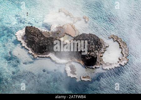 Landschaft mit bunten Formen am Rande des Geysir-Kraters Excelsior im Yellowstone Nationalpark Stockfoto