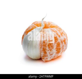 Konzept der künstlichen Frucht. Geschälte Mandarine mit Knoblauchzehe. Stockfoto