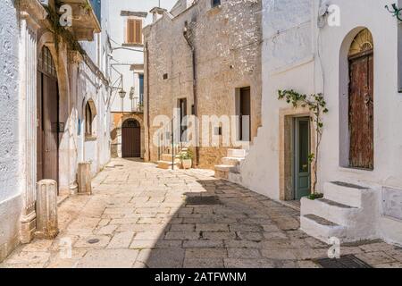 Malerische Anblick in der kleinen Stadt Cisternino, Provinz Brindisi, Apulien (Puglia), Italien. Stockfoto