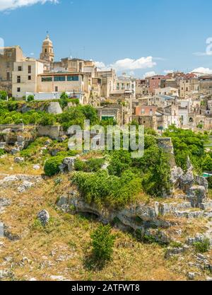 Panoramaaussicht auf Gravina in Apulien an einem sonnigen Sommertag, Provinz Bari, Apulien (Apulien), Süditalien. Stockfoto