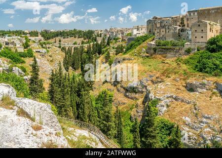 Panoramaaussicht auf Gravina in Apulien an einem sonnigen Sommertag, Provinz Bari, Apulien (Apulien), Süditalien. Stockfoto