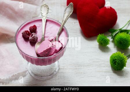 Beere Obstmousse mit Himbeeren auf hellem Hintergrund. Stockfoto