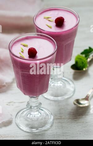 Beere Obstmousse mit Himbeeren auf hellem Hintergrund. Stockfoto