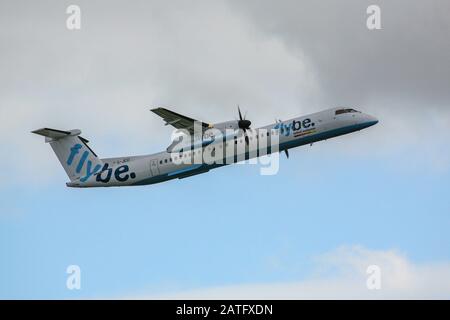 Flybe DHC-8 Turboprop-Fluggesellschaft G-JECI, Die Nach dem Start vom JOHN Lennon Airport Steigt Stockfoto