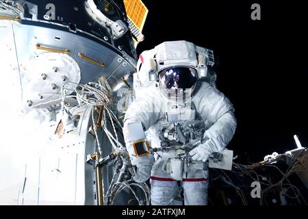Astronaut im Weltall auf der Raumstation. Elemente dieses Bildes wurden von der NASA eingerichtet. Stockfoto