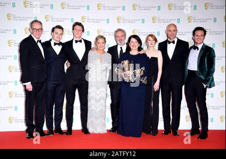 Callum McDougall, Dean-Charles Chapman, George McKay, Jayne-Ann Tenggren, Sam Mendes, Pippa Harris, Krysty Wilson-Cairns, Mark Strong und Andrew Scott im Presseraum, nachdem er mit 1917 bei den 73. British Academy Film Awards in der Royal Albert Hall in London die Auszeichnung Für Den Besten Film gewonnen hatte. Stockfoto