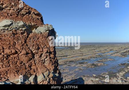 Mercia Mudstone sedimentäre Felsen an der Helwell Bay in der Severn-Flussmünde bei Watchet, Somerset, Großbritannien, Stockfoto