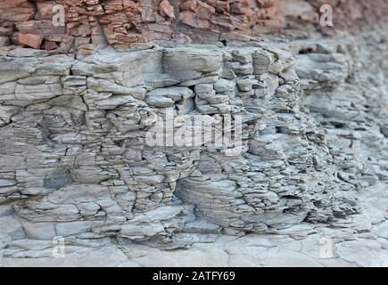 Mercia Mudstone sedimentäre Felsen an der Helwell Bay in der Severn-Flussmünde bei Watchet, Somerset, Großbritannien, Stockfoto