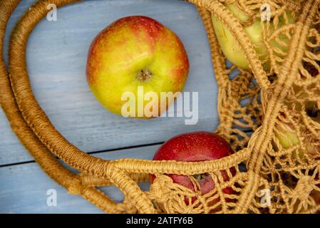 Lebensmittelbeutel mit frischen Äpfeln. Die Tasche besteht aus umweltfreundlichen Materialien und ist wiederverwendbar. Stockfoto