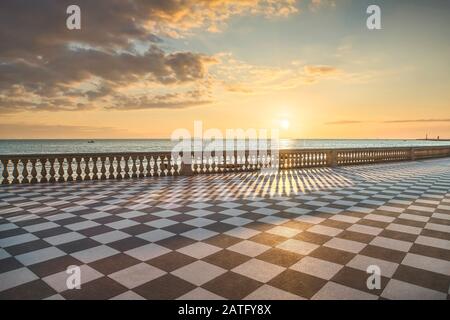 Die Terrazza Mascagni Terrasse Belvedere Meer bei Sonnenuntergang. Livorno Toskana Italien Europa. Stockfoto