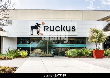 27. Januar 2020 Sunnyvale/CA/USA - Ruckus Networks Headquarters im Silicon Valley; Ruckus Networks, ein ARRIS-UNTERNEHMEN, ist ein Unternehmen, das Wired und verkauft Stockfoto