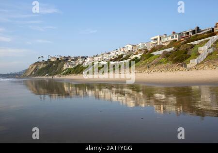 Strands Beach am Pazifischen Ozean mit Luxuswohnungen und einem öffentlichen Strand in Dana Point, Kalifornien Stockfoto