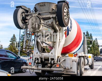 Jan 29, 2020 Santa Clara/CA/USA - Cemex Mischer Truck, der Zement zur Baustelle transportiert; CEMEX S.A.B. de C. V. ist ein mexikanisches multinationales Unternehmen Stockfoto