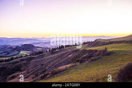 Toskanische Hügel Landschaft italienische Landschaft bunt bei Sonnenuntergang. Italien. Stockfoto