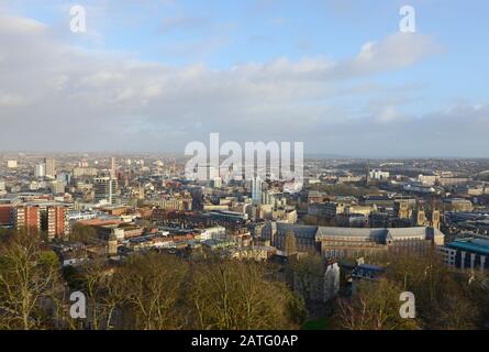 Blick über das Stadtzentrum von Bristol vom Cabot Tower auf dem Brandon Hill, mit dem Gebäude der Stadtverwaltung und der Kathedrale unten rechts. Bristol, Großbritannien Stockfoto