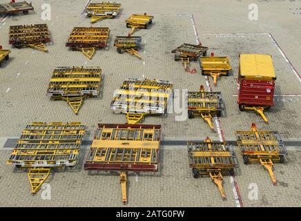 Viele Gepäckwagen, die auf dem Vorfeld des internationalen Flughafens Hongkong, China, geparkt wurden Stockfoto