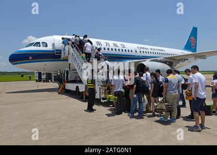 Boarding A China Southern Boeing 737 am Flughafen Haikou auf der Insel Hainan, China. Stockfoto