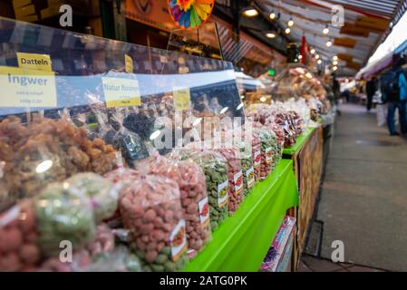 Stände in den Naschmarkt, Wien, Österreich Stockfoto