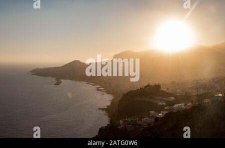 Blick auf den Sonnenuntergang madeira miradouro mit Blick auf die Bucht von Funchal für Reisen im Freien Stockfoto