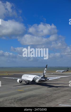 Eine Boeing 787 Dreamliner, die für den Abflug besteuert wird, Auckland NZ Stockfoto