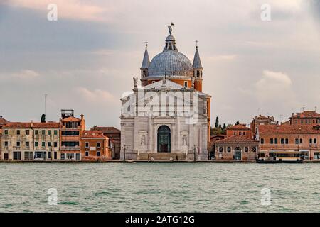 Kirche des Santissimo Redentore eine römische katholische Kirche aus dem 16. Jahrhundert, die sich am Ufer des Canale della Giudecca, Guidecca, Venedig, Italien befindet Stockfoto