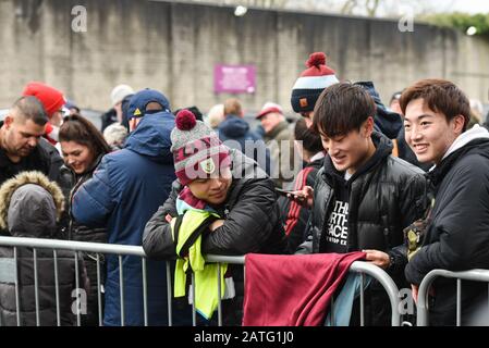 Februar 2020, Turf Moor, Burnley, England; Premier League, Burnley gegen Arsenal: Burnley-Fans warten auf die Ankunft ihres Teams Stockfoto