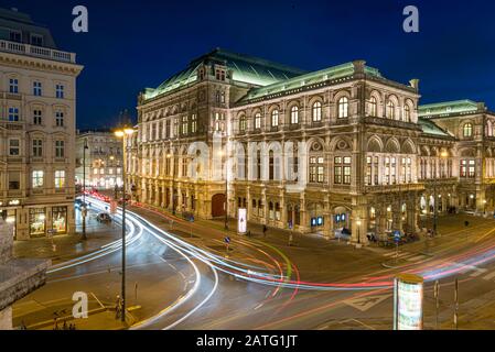 Lange Belichtung mit Lichtwegen außerhalb der Wiener Oper, Wien, Österreich Stockfoto