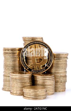 Crypto Currency Gold Bitcoin, BTC, Bitcoin liegt auf dem Histogramm der Münzen auf weißem Hintergrund. Bitcoin Bergbaukonzept Stockfoto