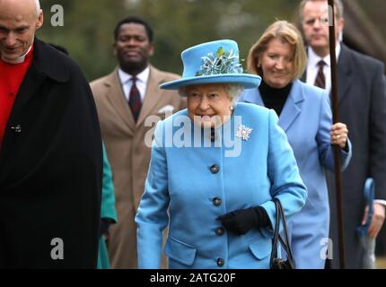 Sandringham, Großbritannien. Februar 2020. Königin Elizabeth II. Besucht den Sonntagmorgen in der St. Peter & St. Paul Church in West Newton, in der Nähe von Sandringham, Norfolk. Ihre Majestät macht auch den kurzen Spaziergang zum Dorfhaus und trifft viele Wohlhabende, die die Strecke säumen. West Newton, Norfolk, am 2. Februar 2020. Credit: Paul Marriott/Alamy Live News Stockfoto