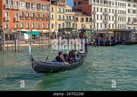 Touristen, die Gondelfahrten in der Nähe von San Zaccaria auf Dem Canal Grande, Venedig, Italien nehmen Stockfoto