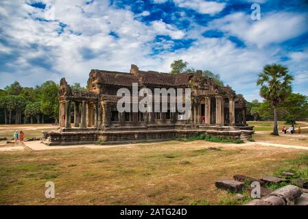 Siem Reap, Kambodscha 18. Dezember 2019: Touristen, die die antiken Ruinen von Angkor Wat erkunden, der größten religiösen Tempelanlage der Welt Stockfoto