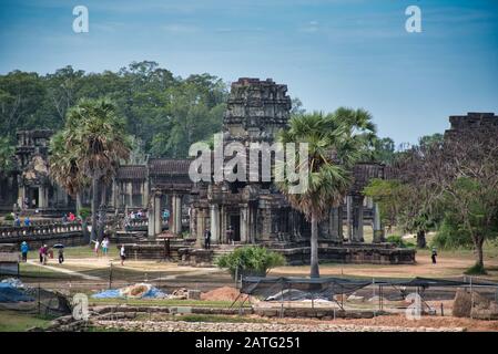 Siem Reap, Kambodscha 18. Dezember 2019: Touristen, die die antiken Ruinen von Angkor Wat erkunden, der größten religiösen Tempelanlage der Welt Stockfoto