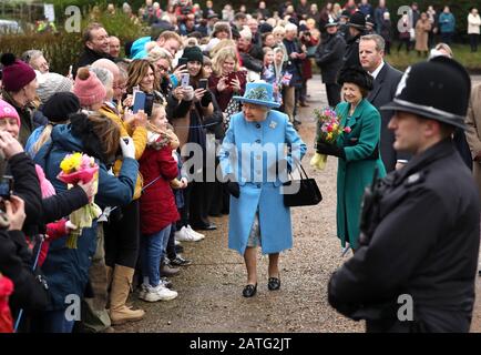 Sandringham, Großbritannien. Februar 2020. Königin Elizabeth II. Besucht den Sonntagmorgen in der St. Peter & St. Paul Church in West Newton, in der Nähe von Sandringham, Norfolk. Ihre Majestät macht auch den kurzen Spaziergang zum Dorfhaus und trifft viele Wohlhabende, die die Strecke säumen. West Newton, Norfolk, am 2. Februar 2020. Credit: Paul Marriott/Alamy Live News Stockfoto