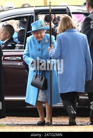 Sandringham, Großbritannien. Februar 2020. Königin Elizabeth II. Besucht den Sonntagmorgen in der St. Peter & St. Paul Church in West Newton, in der Nähe von Sandringham, Norfolk. Ihre Majestät macht auch den kurzen Spaziergang zum Dorfhaus und trifft viele Wohlhabende, die die Strecke säumen. West Newton, Norfolk, am 2. Februar 2020. Credit: Paul Marriott/Alamy Live News Stockfoto