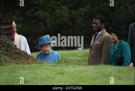 Sandringham, Großbritannien. Februar 2020. Königin Elizabeth II. Besucht den Sonntagmorgen in der St. Peter & St. Paul Church in West Newton, in der Nähe von Sandringham, Norfolk. Ihre Majestät macht auch den kurzen Spaziergang zum Dorfhaus und trifft viele Wohlhabende, die die Strecke säumen. West Newton, Norfolk, am 2. Februar 2020. Credit: Paul Marriott/Alamy Live News Stockfoto