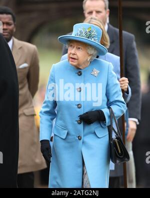 Sandringham, Großbritannien. Februar 2020. Königin Elizabeth II. Besucht den Sonntagmorgen in der St. Peter & St. Paul Church in West Newton, in der Nähe von Sandringham, Norfolk. Ihre Majestät macht auch den kurzen Spaziergang zum Dorfhaus und trifft viele Wohlhabende, die die Strecke säumen. West Newton, Norfolk, am 2. Februar 2020. Credit: Paul Marriott/Alamy Live News Stockfoto