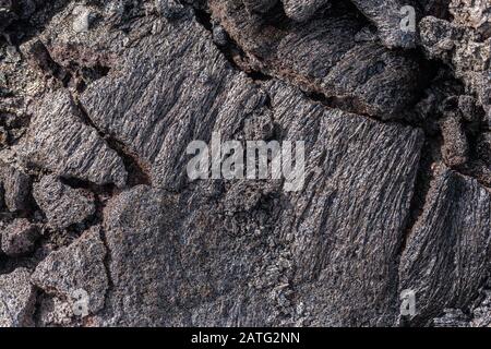 Leilani Estate, Hawaii, USA. - 14. Januar 2020: 2018 Kilauea Vulkanausbruch verhärtete schwarzes Lavafeld. Nahaufnahme von gerissener Kruste. Stockfoto