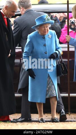 Sandringham, Großbritannien. Februar 2020. Königin Elizabeth II. Besucht den Sonntagmorgen in der St. Peter & St. Paul Church in West Newton, in der Nähe von Sandringham, Norfolk. Ihre Majestät macht auch den kurzen Spaziergang zum Dorfhaus und trifft viele Wohlhabende, die die Strecke säumen. West Newton, Norfolk, am 2. Februar 2020. Credit: Paul Marriott/Alamy Live News Stockfoto