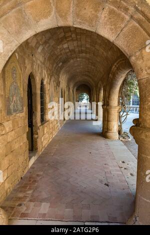 Säulengang mit Ikonen der Heiligen im Kloster Filerimos auf der Akropolis von Ialyssos (Rhodos, Griechenland) Stockfoto