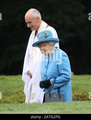 Sandringham, Großbritannien. Februar 2020. Königin Elizabeth II. Besucht den Sonntagmorgen in der St. Peter & St. Paul Church in West Newton, in der Nähe von Sandringham, Norfolk. Ihre Majestät macht auch den kurzen Spaziergang zum Dorfhaus und trifft viele Wohlhabende, die die Strecke säumen. West Newton, Norfolk, am 2. Februar 2020. Credit: Paul Marriott/Alamy Live News Stockfoto