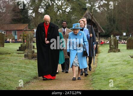 Sandringham, Großbritannien. Februar 2020. Königin Elizabeth II. Besucht den Sonntagmorgen in der St. Peter & St. Paul Church in West Newton, in der Nähe von Sandringham, Norfolk. Ihre Majestät macht auch den kurzen Spaziergang zum Dorfhaus und trifft viele Wohlhabende, die die Strecke säumen. West Newton, Norfolk, am 2. Februar 2020. Credit: Paul Marriott/Alamy Live News Stockfoto